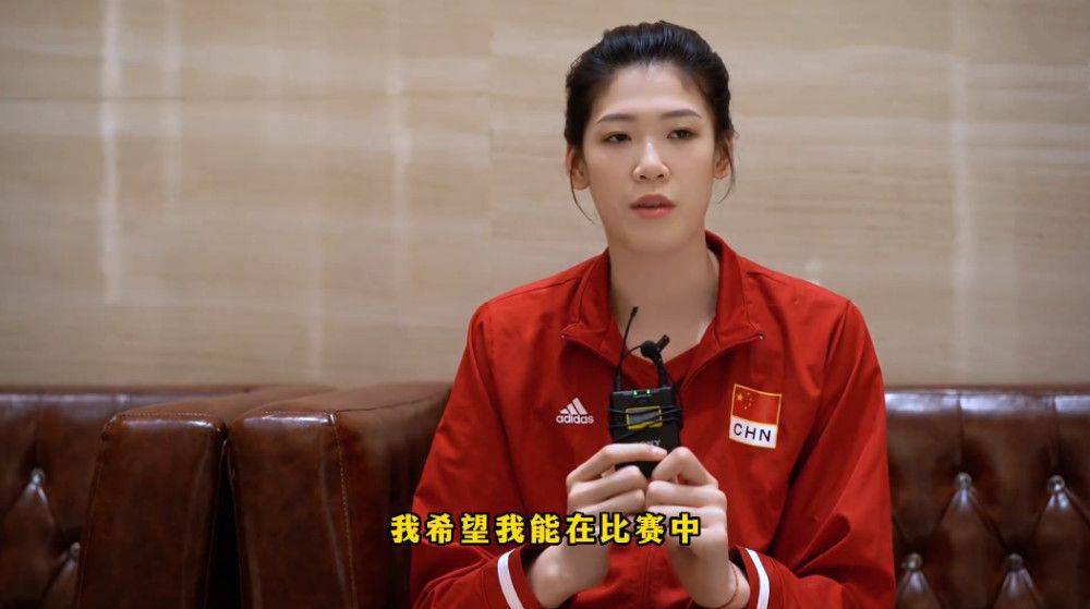 阿泰（成龙 饰）自小就自愿当一位自由自在的船员，惋惜哥哥嘟嘟（洪金宝 饰）生成智力障碍，自幼就和嘟嘟相依为命的阿泰为了赐顾帮衬哥哥，一向没有实现心中胡想，当上了一位通俗的差人。可是阿泰在警局过得其实不欢愉，本性自由自在的他极不受上司接待。终究在一次和上司顶嘴后，阿泰愤然告退，决议往当船员。 看到阿泰告退，嘟嘟觉得弟弟筹办丢弃他了，起头本身试着往自食其力。一天，他和邻家小孩玩游戏时，不测捡到了劫匪留下的珠宝。邻家小孩的哥哥贪财，将嘟嘟推下了山边，抢走了珠宝，岂料此时劫匪返回，将他杀了。这时候，阿泰闻讯赶来，一番打架后将劫匪杀了，在山边救回了嘟嘟。阿泰亦因杀了人免不了监狱之灾……